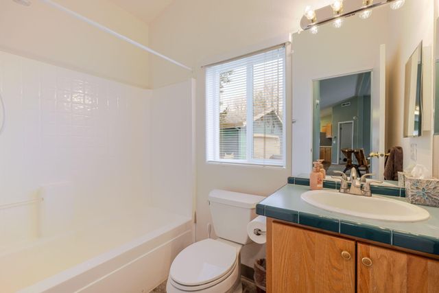 2051 NE Uintah Court, Redmond, OR 97756