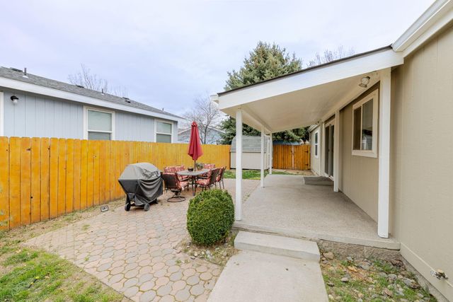 2051 NE Uintah Court, Redmond, OR 97756