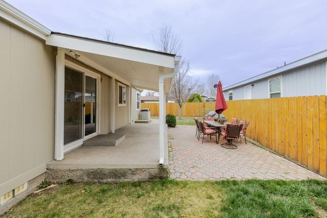 2051 NE Uintah Court, Redmond, OR 97756