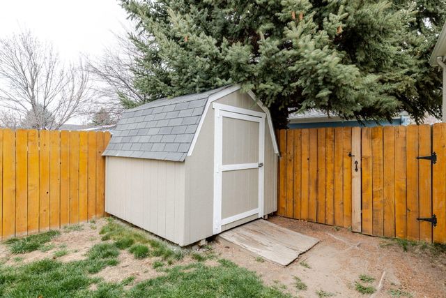 2051 NE Uintah Court, Redmond, OR 97756