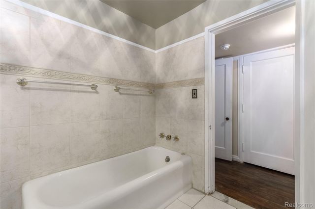 1735 LINCOLNSHIRE Drive, Detroit, MI 48203