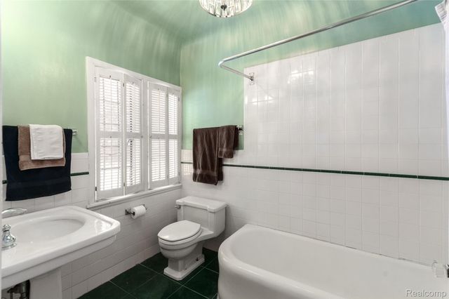 1735 LINCOLNSHIRE Drive, Detroit, MI 48203