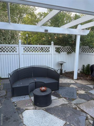 1735 LINCOLNSHIRE Drive, Detroit, MI 48203