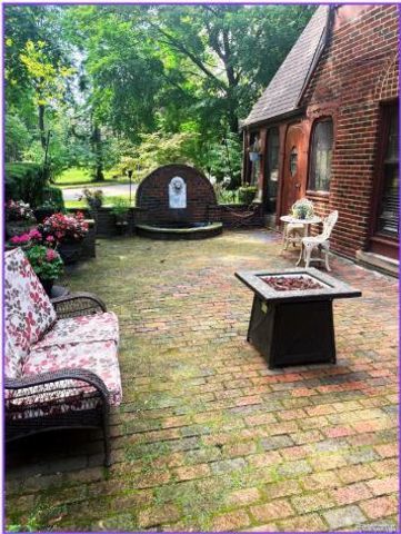 1735 LINCOLNSHIRE Drive, Detroit, MI 48203