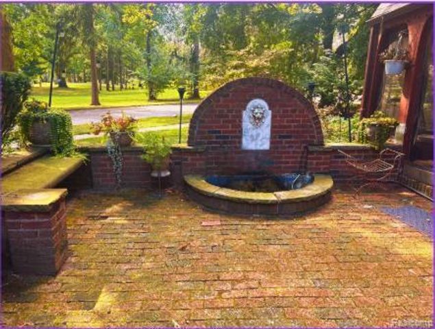 1735 LINCOLNSHIRE Drive, Detroit, MI 48203