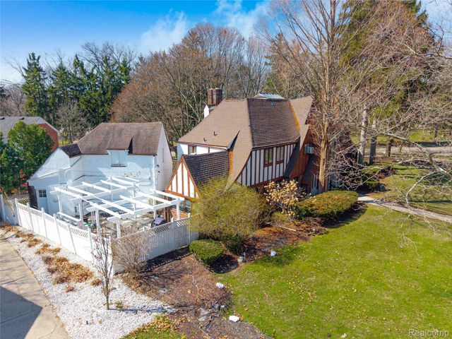 1735 LINCOLNSHIRE Drive, Detroit, MI 48203