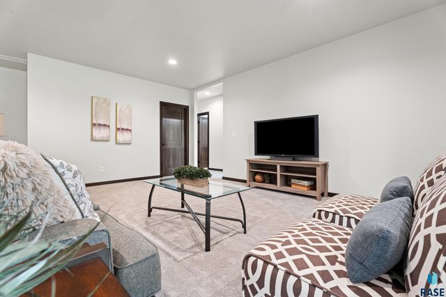 1107 S Foss Ave Avenue, Sioux Falls, SD 57110