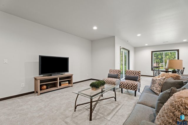 1107 S Foss Ave Avenue, Sioux Falls, SD 57110