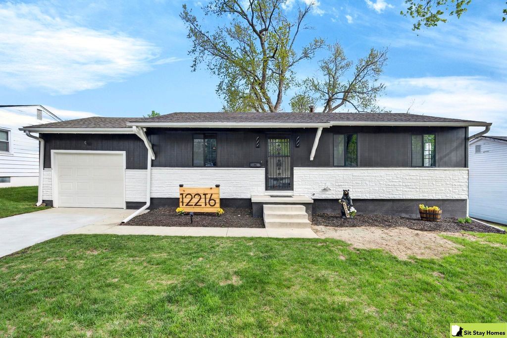 12216 C Street, Omaha, NE 68144