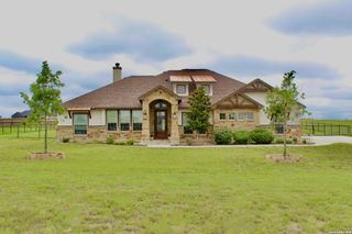 121 Valley View Dr, La Vernia, TX 78121