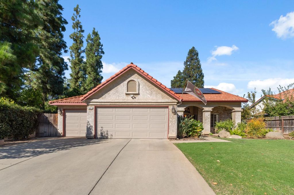 8021 N Backer Avenue, Fresno, CA 93720