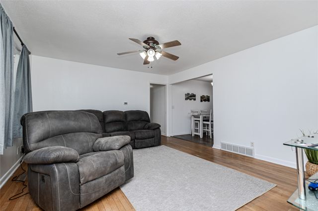 1401 S 6th Avenue E, Newton, IA 50208