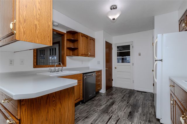 1401 S 6th Avenue E, Newton, IA 50208