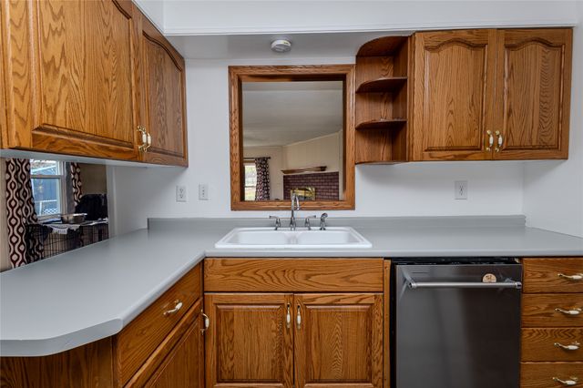 1401 S 6th Avenue E, Newton, IA 50208