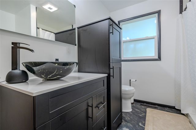 1401 S 6th Avenue E, Newton, IA 50208