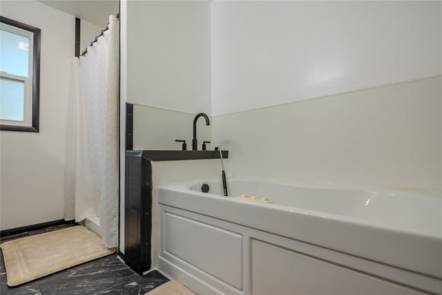 1401 S 6th Avenue E, Newton, IA 50208