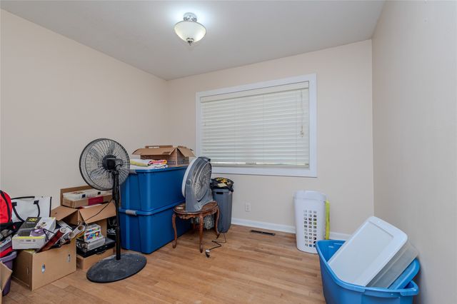 1401 S 6th Avenue E, Newton, IA 50208