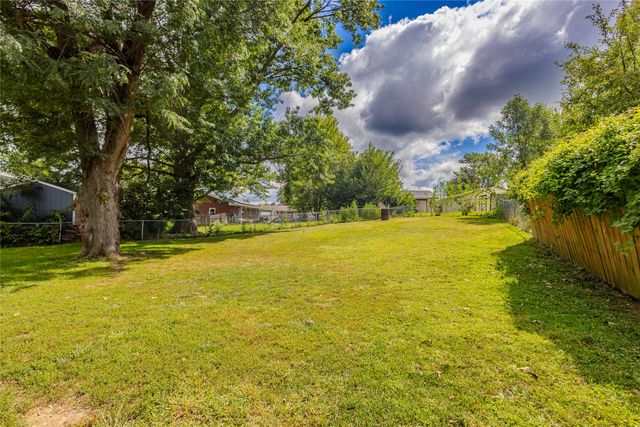 1401 S 6th Avenue E, Newton, IA 50208