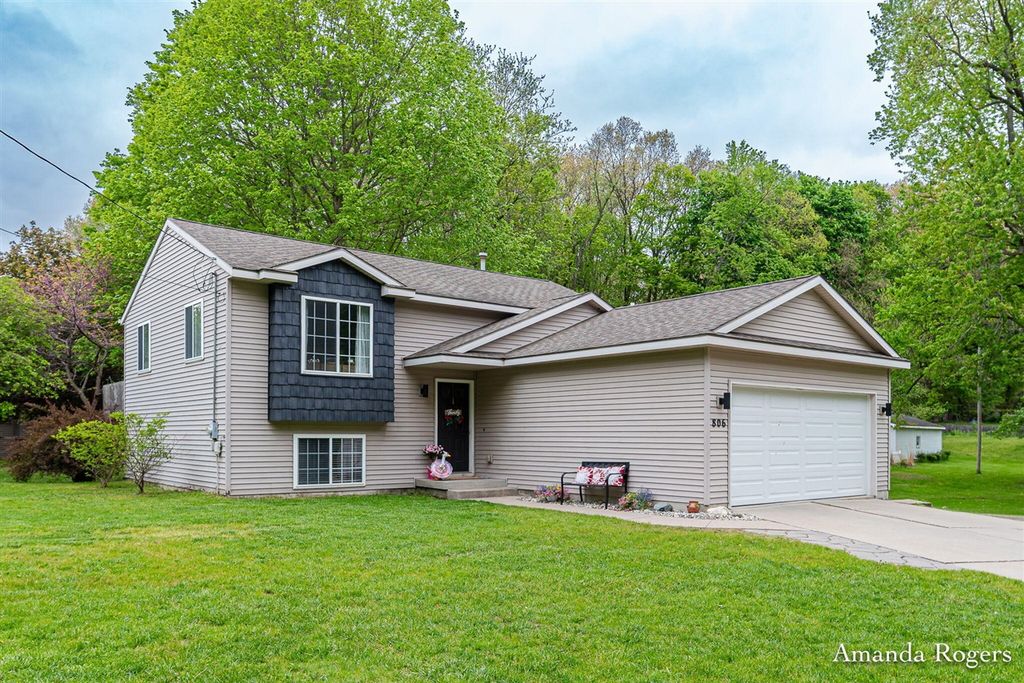 806 Grindle Drive, Lowell, MI 49331