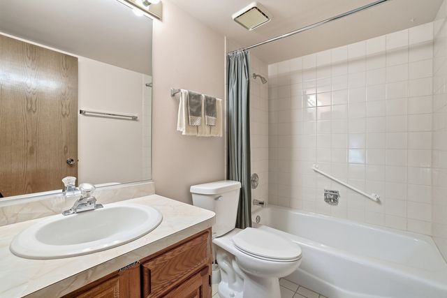 6740 180th Street 1E, Tinley Park, IL 60477