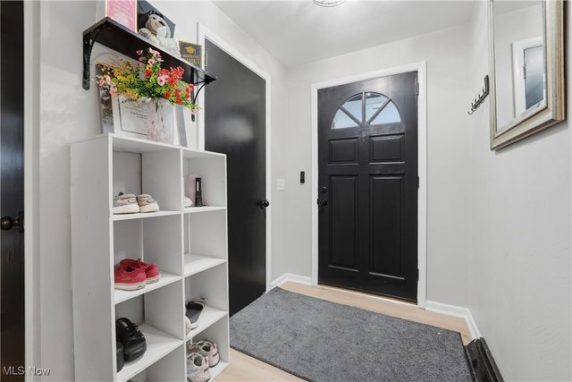 6111 Hollydale Avenue NE, Canton, OH 44721