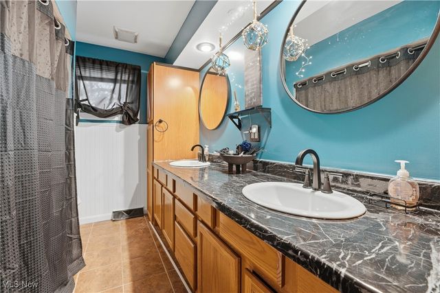 6111 Hollydale Avenue NE, Canton, OH 44721