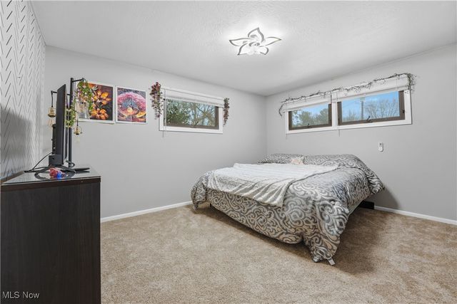 6111 Hollydale Avenue NE, Canton, OH 44721