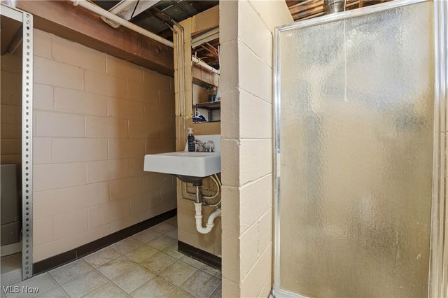 6111 Hollydale Avenue NE, Canton, OH 44721