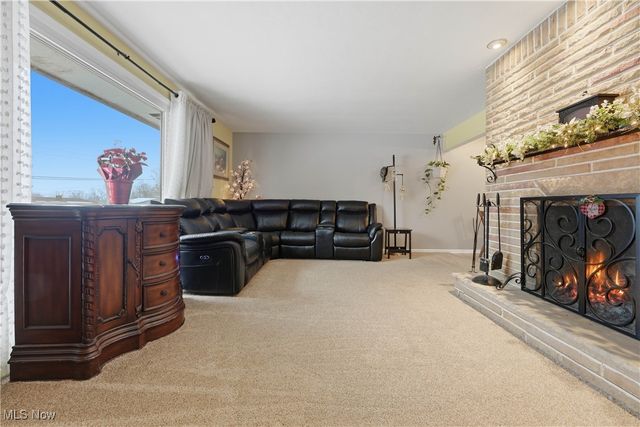 6111 Hollydale Avenue NE, Canton, OH 44721