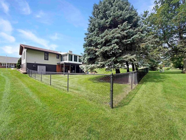 802 Crestview Drive, Traer, IA 50675