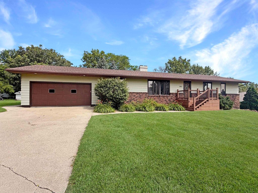 802 Crestview Drive, Traer, IA 50675