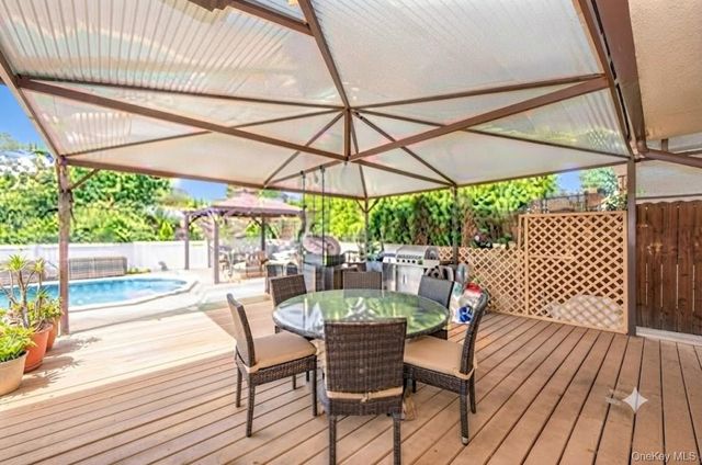 986 Peninsula Boulevard, Woodmere, NY 11598