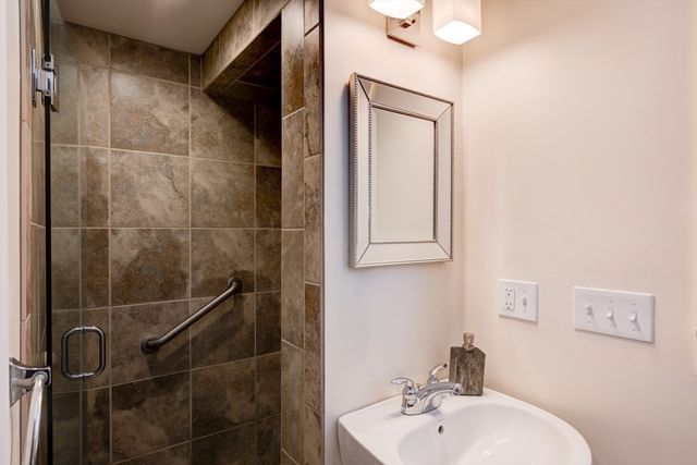 83 Richardson Dr, Fitchburg, MA 01420