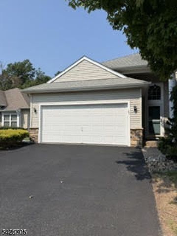 25 Daulton Dr, Franklin Twp., NJ 08873