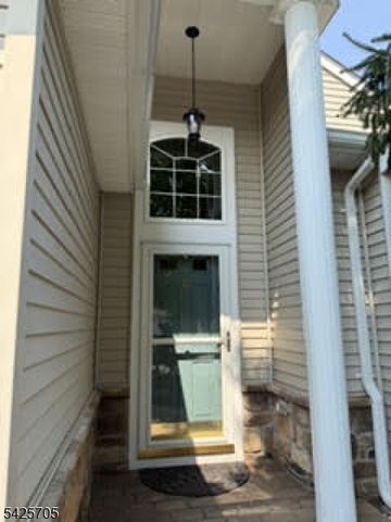 25 Daulton Dr, Franklin Twp., NJ 08873