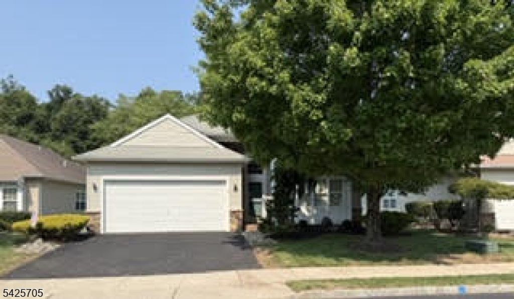 25 Daulton Dr, Franklin Twp., NJ 08873