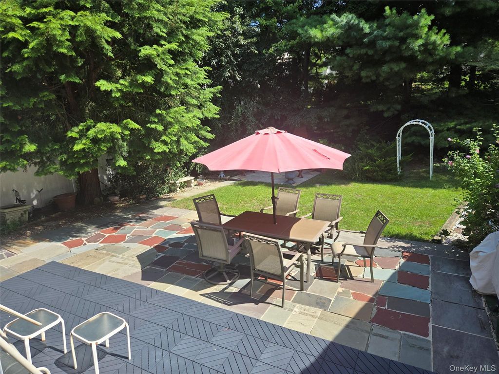 30 Greenvale Circle, White Plains, NY 10607 — photo 5