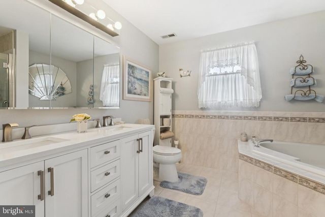 5 TOBY WELLS CT, Delran, NJ 08075