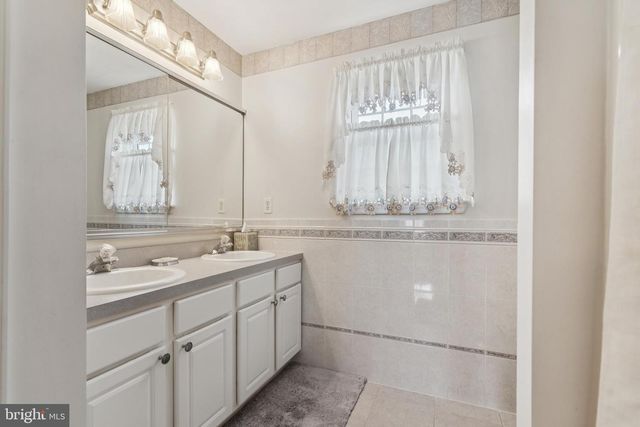 5 TOBY WELLS CT, Delran, NJ 08075