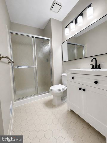 17 BARBERRY CT, Lawrence Township, NJ 08648