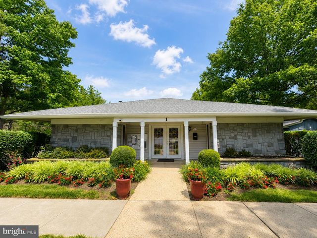 17 BARBERRY CT, Lawrence Township, NJ 08648