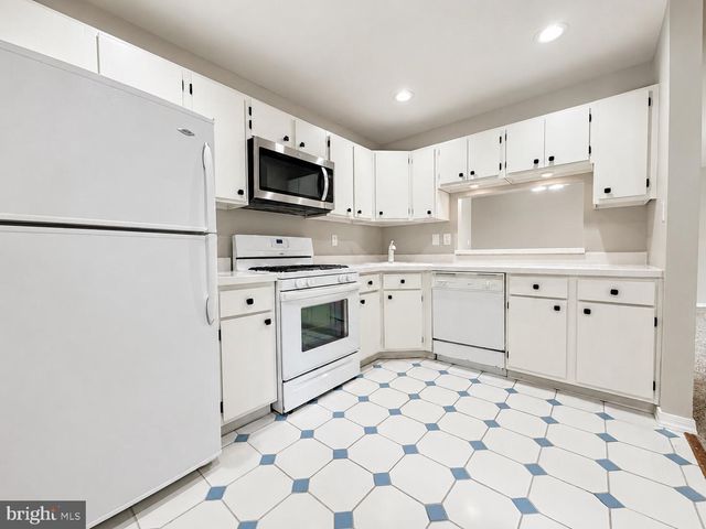 17 BARBERRY CT, Lawrence Township, NJ 08648