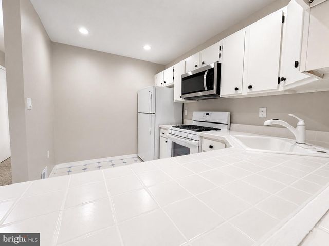 17 BARBERRY CT, Lawrence Township, NJ 08648