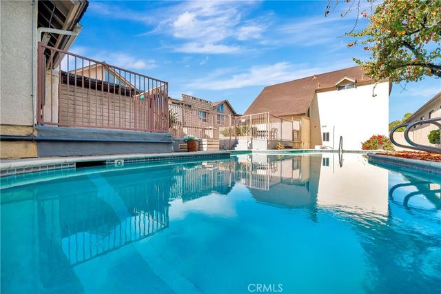 18631 Collins 10, Tarzana, CA 91356