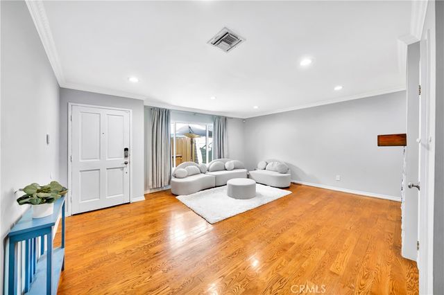 18631 Collins 10, Tarzana, CA 91356