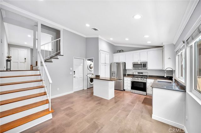 18631 Collins 10, Tarzana, CA 91356