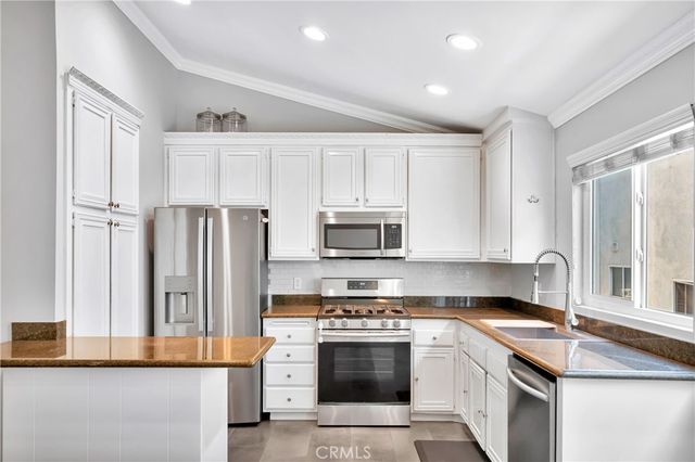 18631 Collins 10, Tarzana, CA 91356