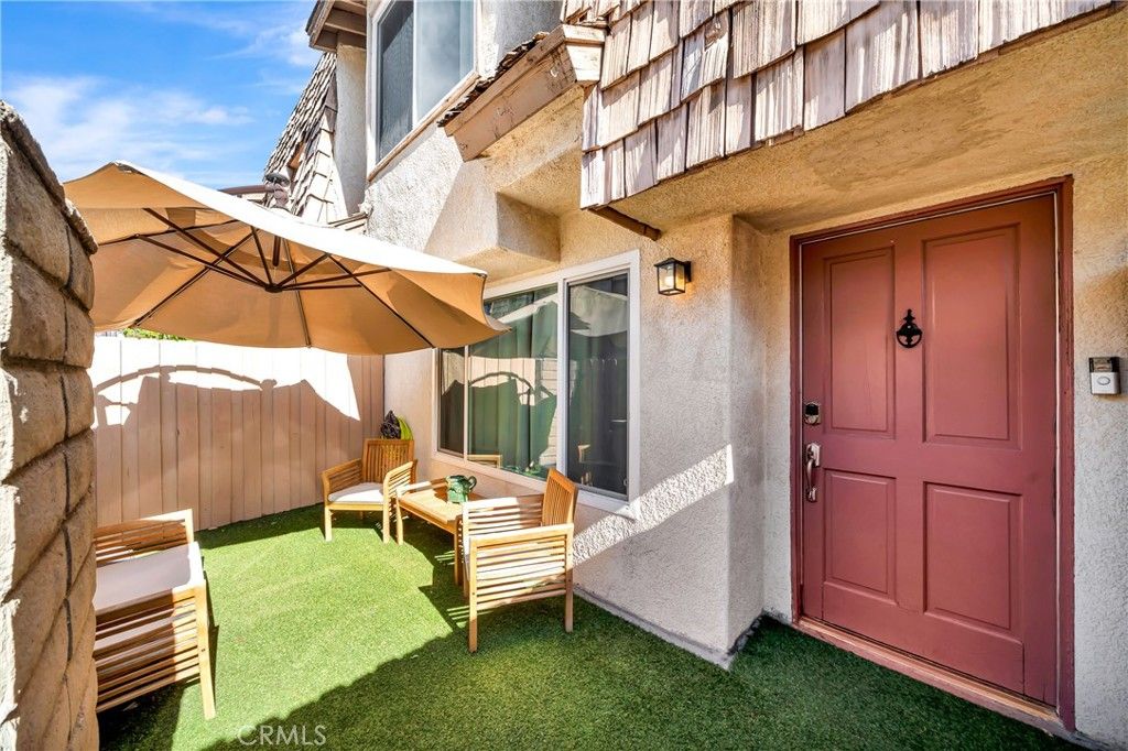 18631 Collins 10, Tarzana, CA 91356