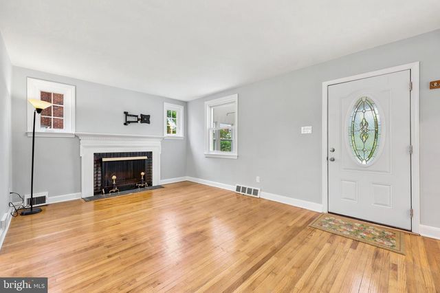 102 ROCK GLEN RD, Wynnewood, PA 19096