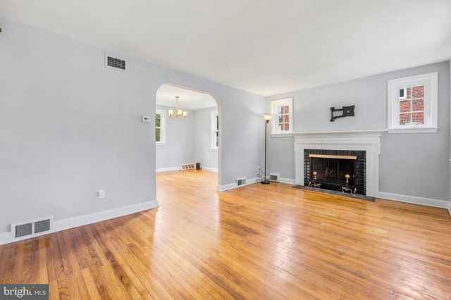 102 ROCK GLEN RD, Wynnewood, PA 19096